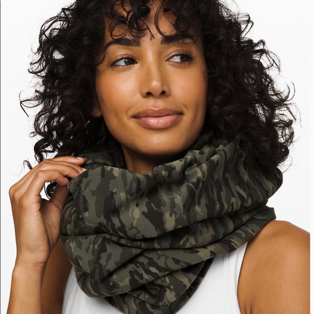 NWT Lululemon Vinyasa Green Camo Scarf Wrap